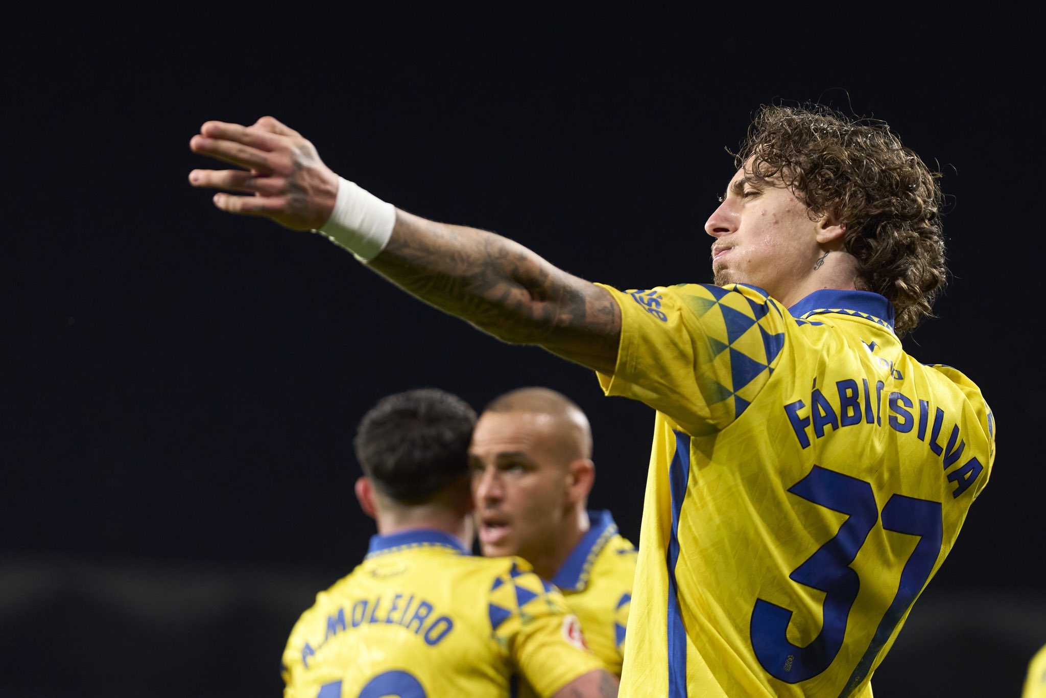 开云网页版-德甲球员转会市场火热,豪门频繁换血的简单介绍